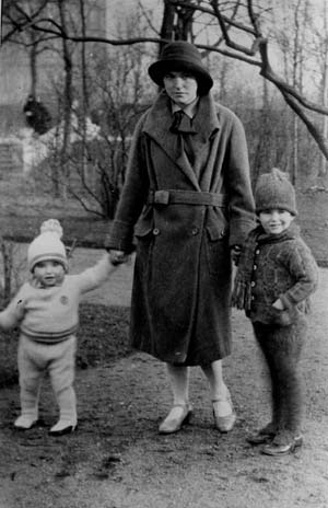 Anna Seghers mit ihren Kindern